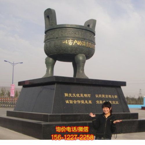 仿古青銅雕塑，點綴廣場美景