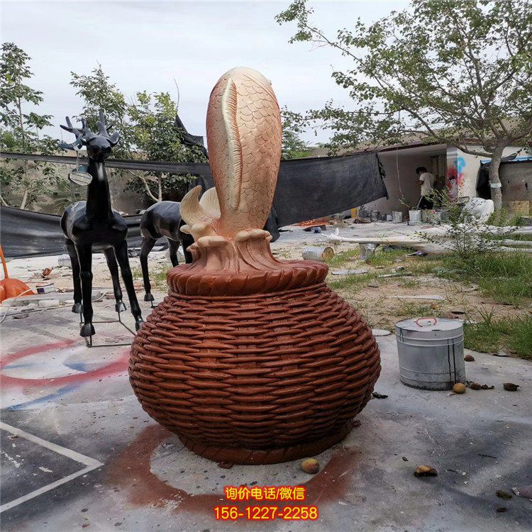 小區廣場擺放玻璃鋼景觀魚雕塑