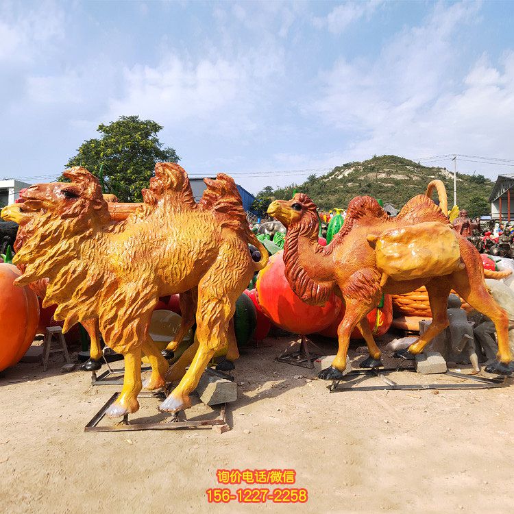 公園街道擺放的玻璃鋼噴漆的駱駝雕塑