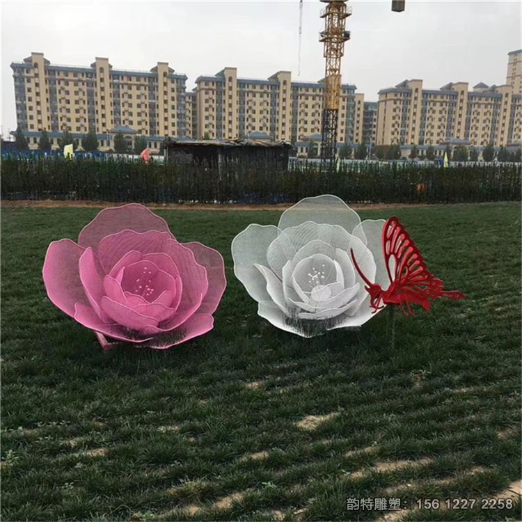 公園鏤空花朵雕塑 宛若花開一般散發著迷人的光芒