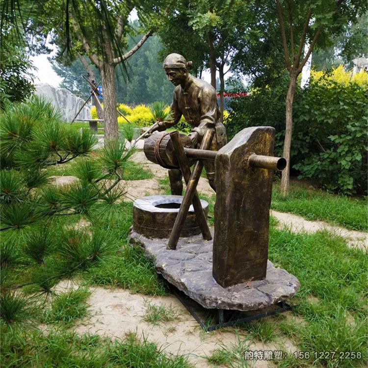 玻璃鋼古井挑水雕塑，打水人物雕塑