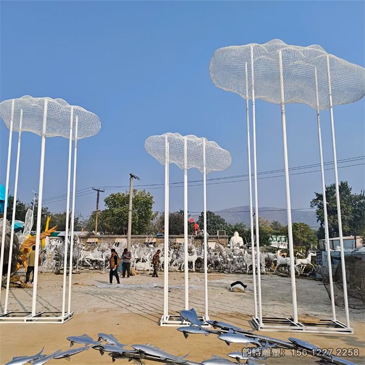 不銹鋼發(fā)光云朵雕塑，白色云朵人物雕塑廠家