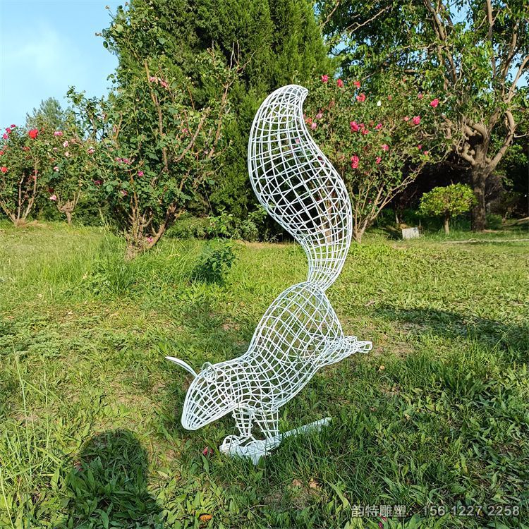 不銹鋼鏤空松鼠雕塑實(shí)物圖 公園發(fā)光小松鼠雕塑