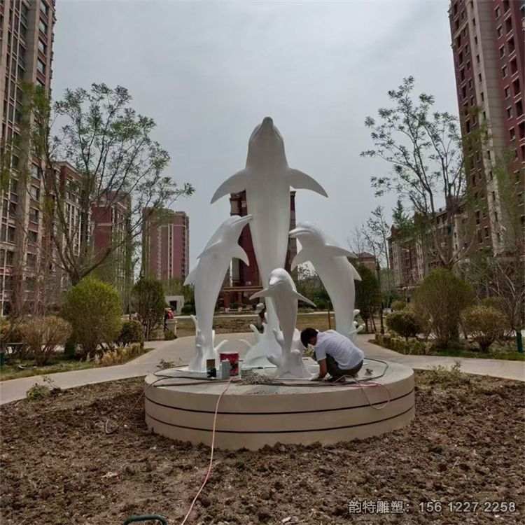 玻璃鋼海豚雕塑安裝現場 母子海豚組合造型案例