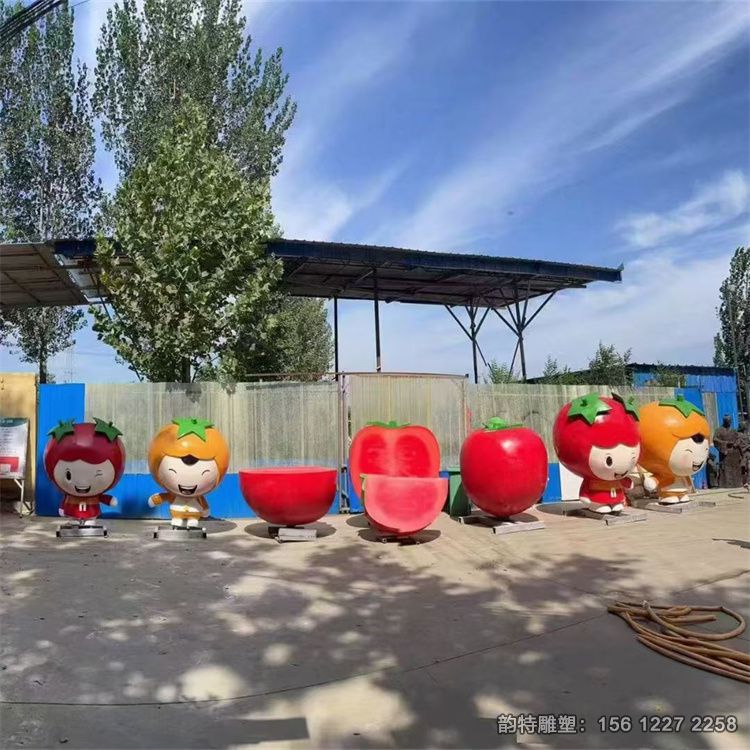 農場樂園各種西紅柿雕塑造型 有卡通也有仿真還有半塊番茄造型
